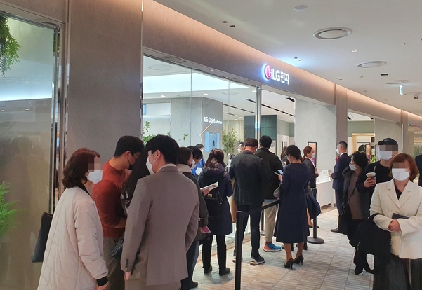 LG home appliance sales at The Hyundai Seoul in Yeouido, and Samsung at the Galleria in Gwanggyo in Suwon…Why?