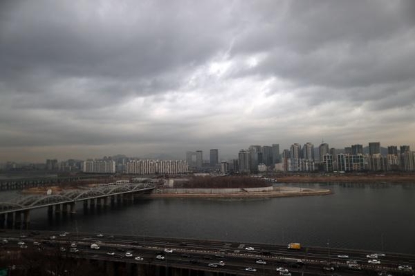 전국적으로 구름이 많고 흐리다… 강원 영동 · 경북 눈비