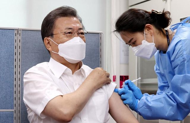 President Wen and Mrs. Kim Jeong-suk, AstraZeneca vaccination…  ‘No. 1’over 65