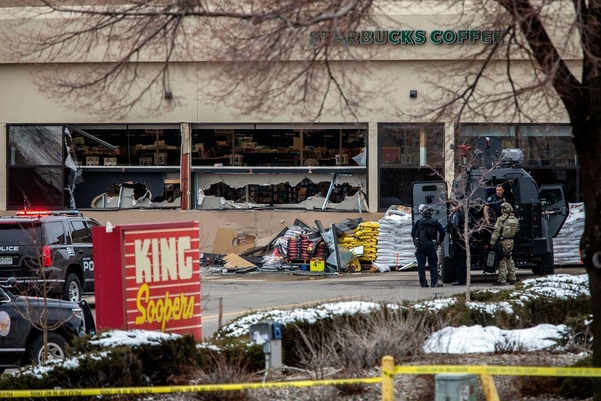 미국 콜로라도의 식료품 점에서 총격으로 경찰을 포함한 10 명이 사망