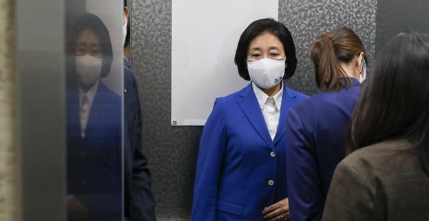 방송 3사 출구조사에서 참패한 것으로 예측된 더불어민주당 박영선 서울시장 후보가 7일 밤 서울 여의도 더불어민주당 당사에 들어서고 있다. /연합뉴스