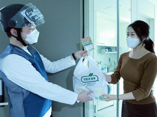 알뜰폰 ‘편의점 유심 배달 서비스’를 받는 모습. /LG헬로비전 제공