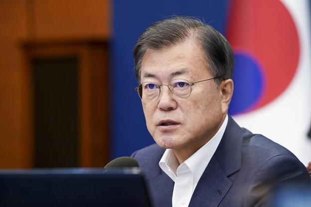 문재인 대통령이 5일 청와대에서 열린 수석·보좌관 회의에서 발언하고 있다. /연합뉴스