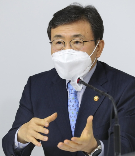 권덕철 보건복지부 장관이 8일 복지부 출입기자단과의 간담회에 참석해 기자 질의에 답변하고 있다. /복지부 제공
