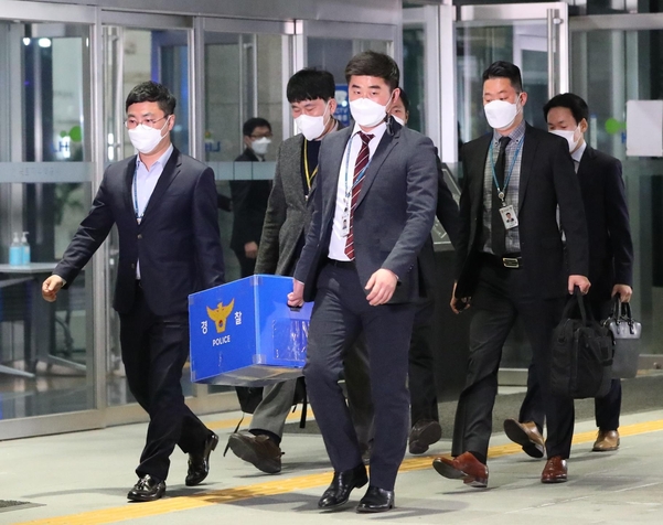 지난달 9일 경남 진주시 한국토지주택공사(LH) 본사에서 압수수색을 마친 경찰이 압수품을 가지고 건물 밖으로 나오고 있다. /김동환 기자⋅조선일보DB