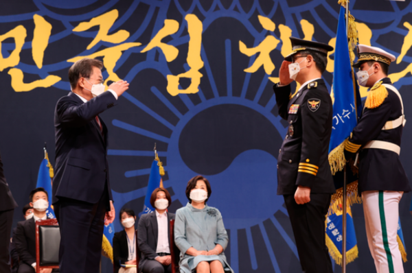 문재인 대통령이 지난달 12일 오후 충남 아산시 경찰대학에서 열린 신임 경찰 경위·경감 임용식에 참석해 남구준 국가수사본부장의 경례를 받고 있다./연합뉴스