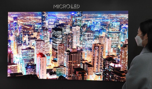 삼성전자가 지난달 출시한 110인치 마이크로 LED TV 모습. /연합뉴스