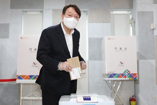 윤석열 전 검찰총장이 4·7 서울시장 보궐선거 사전투표 첫날인 지난 2일 서울 서대문구 남가좌1동 주민센터에 마련된 사전투표소에서 투표하고 있다. /연합뉴스