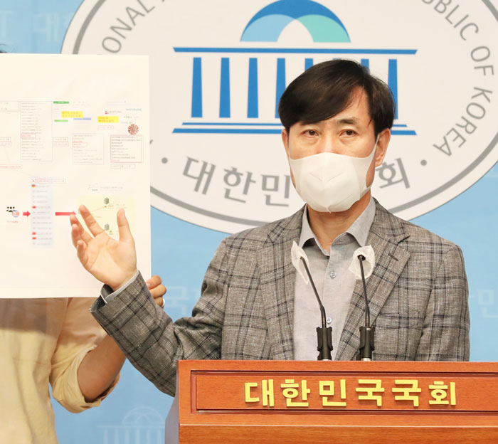 하태경 국민의힘 의원이 18일 국회에서 북한에 의한 원자력연구원 해킹 자료를 공개하고 있다. /국회사진기자단