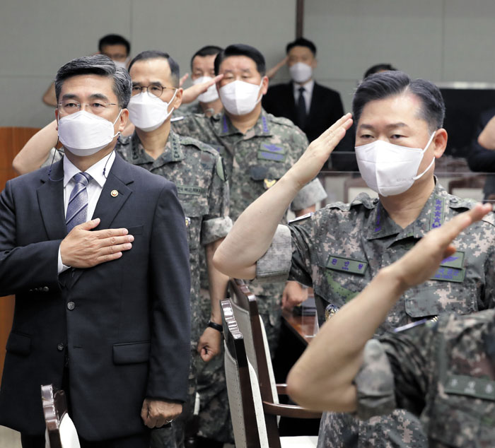 서욱(왼쪽) 국방부 장관이 7일 열린 전반기 전군 주요 지휘관 회의에서 국기에 경례하고 있다. /국방일보