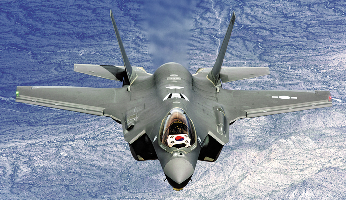 김정은이 가장 두려워하는 무기 'F-35A' - 한국 공군의 스텔스 전투기 F-35A 1대가 4일 훈련 도중 착륙 장치 이상으로 충남 서산 제20전투비행단 활주로에 비상착륙했다. 사진은 2019년 3월 미 애리조나주 루크 공군기지를 이륙한 F-35A가 한국을 향해 비행하는 모습. /방위사업청