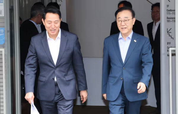 [땅집고]김윤덕 국토교통부 장관(오른쪽)과 오세훈 서울시장이 26일 서울 중구 컨퍼런스하우스 달개비에서 서울 주택 공급 현안을 논의하기 위한 2차 회동을 마친 뒤 이동하고 있다. /조선DB