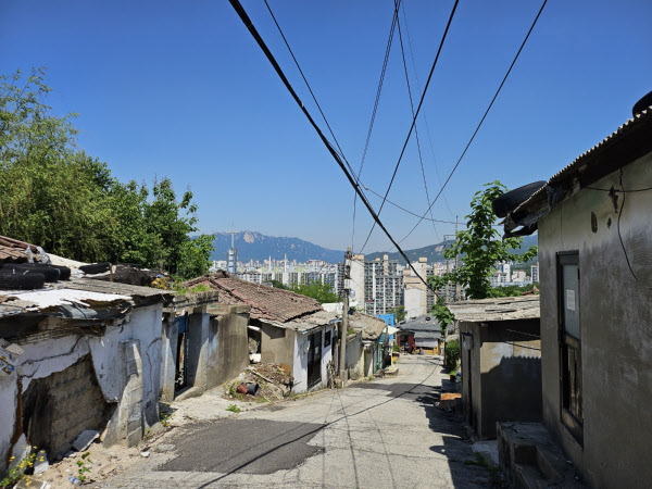 [땅집고] 지난해 5월 서울의 마지막 달동네 노원구 백사마을에서 바라본 아파트 단지 모습. /땅집고DB