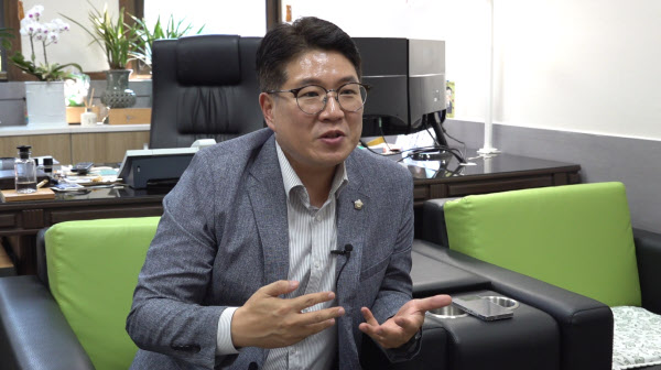 [땅집고] 최준구 평택시의원이 평택 브레인시티 아주대병원 건립 지연과 관련해 땅집고와 인터뷰하고 있다. /강태민 기자