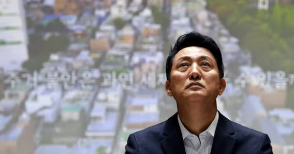 [땅집고] 오세훈 서울시장이 지난 6일 서울시청에서 열린 '부동산 정상화를 위한 서울시민 대토론회'에서 부동산 관련 영상을 시청하고 있다. /뉴스1