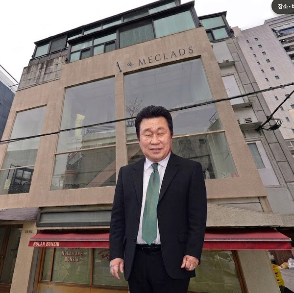 [땅집고] 서울 강남구 신사동 도산공원과 학동사거리 인근에 위치한 코미디언 임하룡의 5층 건물. 1991년 단독주택을 매입한 후 2000년 5층짜리 건물을 신축했다./네이버 거리뷰·OSEN·생성형AI