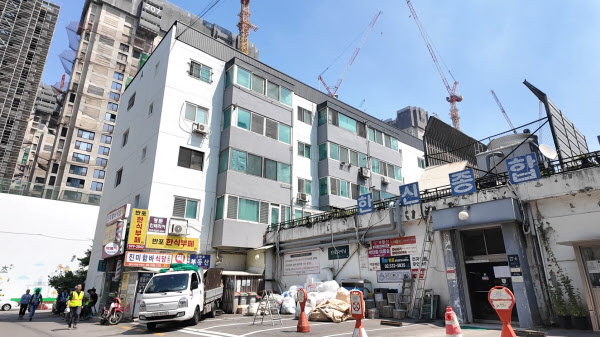 [땅집고] 서울 서초구 반포동 한신상가아파트. 1974년 준공한 한신상가에는 아파트 40가구와 상가 118개 점포가 들어서 있다. /강태민 기자