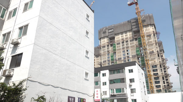 [땅집고] 서울 서초구 반포동 한신상가아파트 뒤로 반포 디에이치 클래스트 공사가 진행되고 있다. /강태민 기자