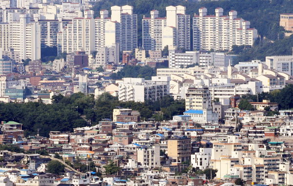 [땅집고] 지난 18일, 서울 남산에서 내려다 본 아파트와 주택 밀집 지역. /조선DB