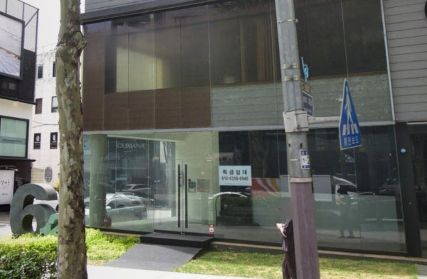 [땅집고] 정용화가 청담동 건물을 매각하기 직전인 2020년 5월까지도 이 빌딩 1층이 공실로 ‘특급임대’라는 팻말이 걸려 있었다. /네이버 거리뷰