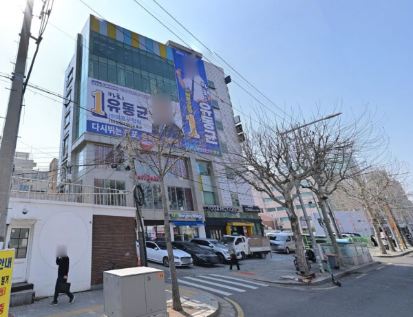 [땅집고] 정용화가 청담동 건물을 매각한 뒤 2021년 153억원에 매입한 서울 마포구 상수동 건물. 20~30대가 주로 찾은 상수동 상권 초역세권 입지라 올해 지방선거에서 당선된 마포구청 후보자 선거 포스터가 내걸리기도 했다. /네이버 거리뷰