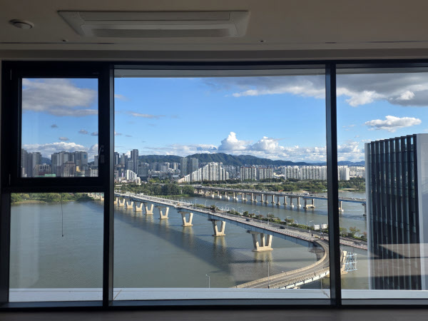 [땅집고] 서울 광진구 광장동 '포제스 한강' 전용면적 213㎡ 타입에서 내려다 보이는 한강 모습. 이 단지는 영구 한강 조망이 가능하다. /땅집고DB