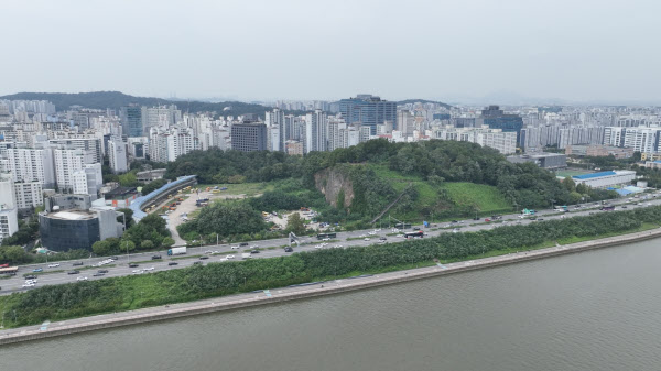 [땅집고] 서울 강서구 염창동 염창근린공원 훼손지 일대. 정부는 이 부지 약 5만1000㎡에 공공주택 1000가구를 공급하는 방안을 추진하고 있다.