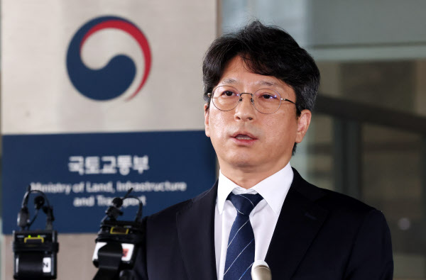 [땅집고] 2026년 8월 31일 오전 홍지선 국토교통부 장관 후보자가 세종시 정부세종청사로 출근하고 있다. /조선DB