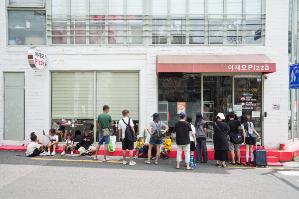 [땅집고] 부산 전포동 이재모 피자 서면점 앞. 평일 오후 1시인데도 사람들이 줄을 서 있는 모습. /조선DB