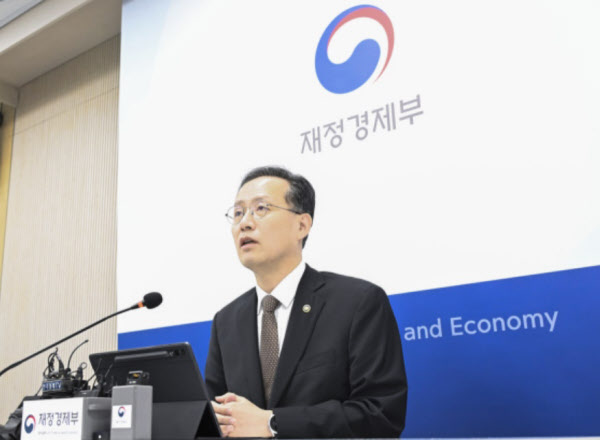 [땅집고] 지난 2일 이형일 부총리 겸 재정경제부장관 후보자가 정부세종청사 중앙동 기자실을 방문해 기자들과 질의응답을 진행하고 있다. /재정경제부