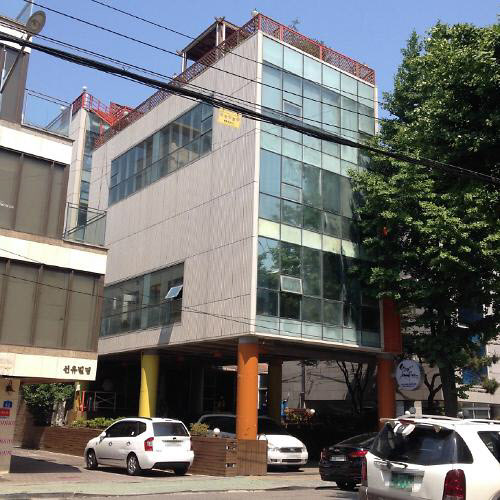 [땅집고] 2017년 강제 경매 절차를 밟았던 스타제국의 서울 마포구 합정동 사옥. /땅집고옥션
