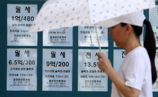 [땅집고] 25일 서울 송파구 한 공인중개업소에 월세 매물 안내문이 게시돼 있다./뉴시스
