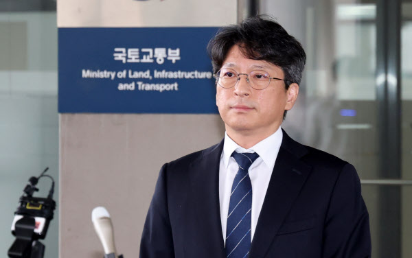 [땅집고] 홍지선 국토교통부 장관 후보자가 지난달 31일 세종시 정부세종청사로 출근하며 취재진에게 장관 지명에 관한 소회를 밝히고 있다./뉴스1