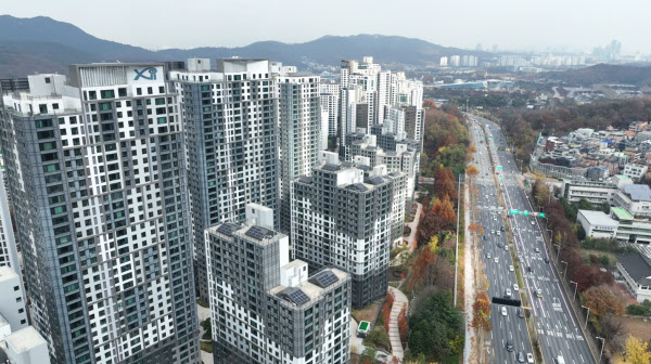 [땅집고] 경기 과천시 별양로에 위치한 과천의 대장 아파트 '과천자이'. 바로 옆 과천대로가 이어지고 있다. 주암동 일원에 9800호가 들어설 경우, 주민들은 '교통난'을 우려하고 있다. /강태민 기자