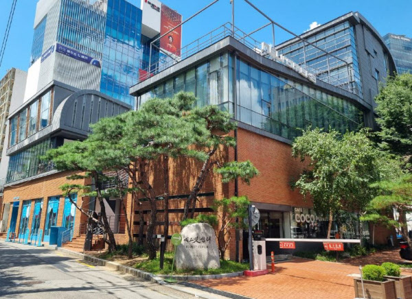 [땅집고] 서울 성동구 성수동2가에 있는 '에코넷센터'. 지하 1층~지상 6층 규모 건물로, 옥내외 자주식 주차장 49대를 갖췄다. /비티지부동산중개
