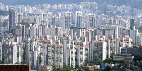 [땅집고] 3일 서울 남산에서 바라본 아파트 단지. /뉴스1