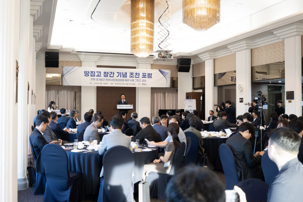 [땅집고] 11일 오전 서울 중구 한국프레스센터에서 열린 땅집고 창간 7주년 기념 조찬 포럼 참석자들이 오세훈 서울시장의 기조연설을 듣고 있다. /이혜림 기자