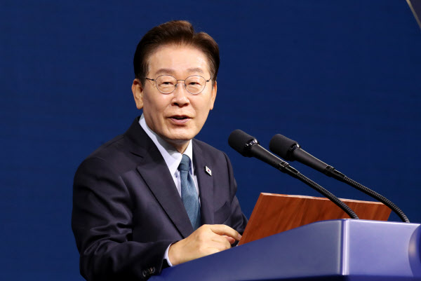 [땅집고] 지난 7월 2일, 이재명 대통령이 충남 아산시에서 열린 충청권 첨단산업 발전비전 국민보고회에서 축사를 하고 있는 모습. 기사 내용과는 무관. /조선DB