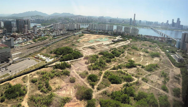 [땅집고] 서울 용산구 한강로3가 40-1 일원에 위치한 용산 정비창 부지. 2000년대부터 개발 사업을 추진해왔지만, 사업이 좌초된 이후 20년 넘게 방치돼 있다./조선DB