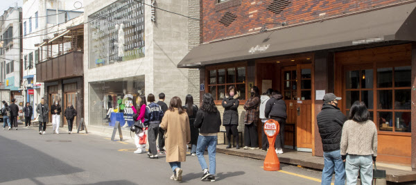[땅집고] 서울 성동구 성수동 서울 숲 인근 상권이 점심인파로 붐비고 있다. /조선DB