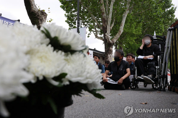 [땅집고] 자동차 부품 제조사인 HL만도 경기 평택공장에서 기계 끼임으로 사망한 청년 노동자 고 김승모 씨의 부모님이 지난달 21일 청와대 인근에서 열린 '만도 평택공장 비정규직 고 김승모 추모제'에 참석하고 있다. /연합뉴스