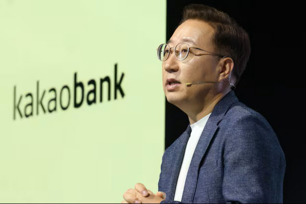 [땅집고] 윤호영 카카오뱅크 대표이사가 지난 4월 서울 영등포구 페어몬트 앰버서더 서울 호텔에서 열린 기자간담회에서 AI 전략과 글로벌 확장 전략을 발표하고 있다. /연합뉴스