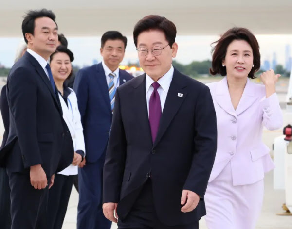 [땅집고] 이재명 대통령과 김혜경 여사가 21일(현지시간) 미국 뉴욕 JFK 국제공항에 도착한 공군 1호기에서 환영객에게 인사하고 있다/연합뉴스