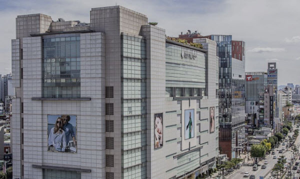 [땅집고] 롯데백화점 미아점 매각 우선협상대상자로 선정된 이지스자산운용은 기존 건물을 철거한 뒤 민간임대주택으로 개발하는 방안을 추진한다./롯데쇼핑