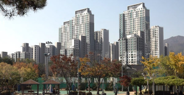 [땅집고] 경기도 과천시 문원동 체육공원에서 바라본 '과천자이' 아파트. /강태민 기자