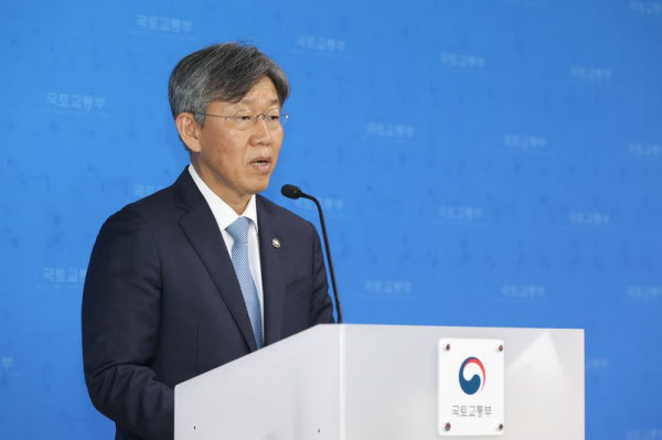 [땅집고] 김이탁 국토교통부 제1차관이 21일 정부 세종청사에서 '주거안정플랜'을 발표하고 있다./국토부