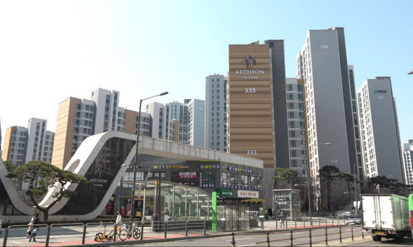 [땅집고] 서울 강동구 상일동 '고덕아르테온' 아파트 입구. /강태민 기자