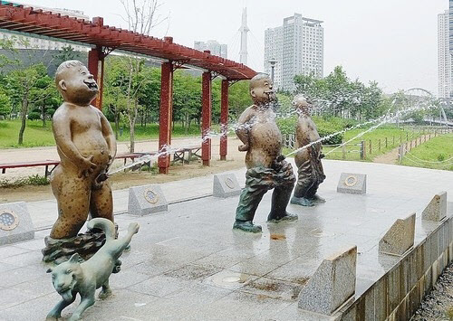 [땅집고] 송도 센트럴파크 ‘갯벌 오줌싸개’ 조형물./연합뉴스