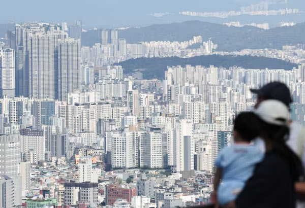 [땅집고] 서울 남산 전망대에서 바라본 아파트 단지 모습. / 뉴스1