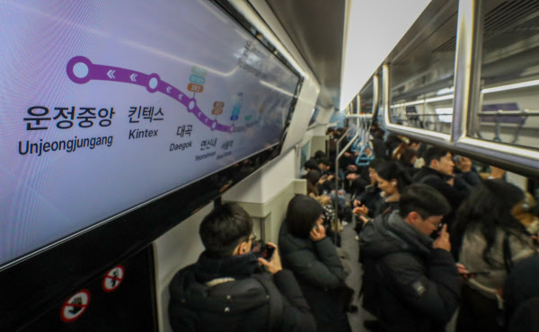 [땅집고] 2025년 1월 13일 오후 수도권광역급행철도(GTX) A노선 운정중앙~서울역 구간이 승객들로 붐비고 있다. /조선DB